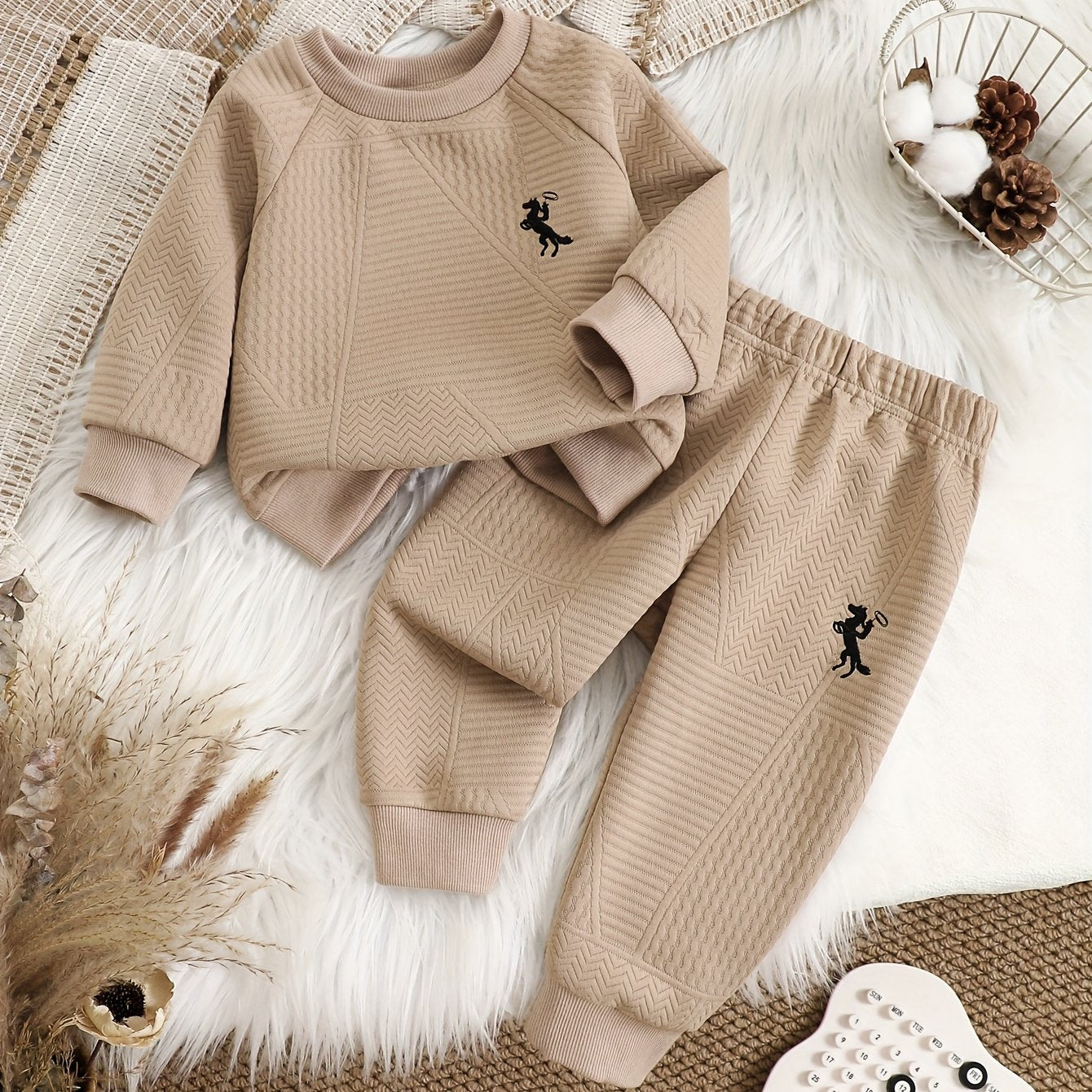 Ensemble deux pièces pour bébé garçon, automne et hiver, mode décontractée et facile, couleur unie, manches longues, pantalon long, motif brodé exquis, pour l'extérieur