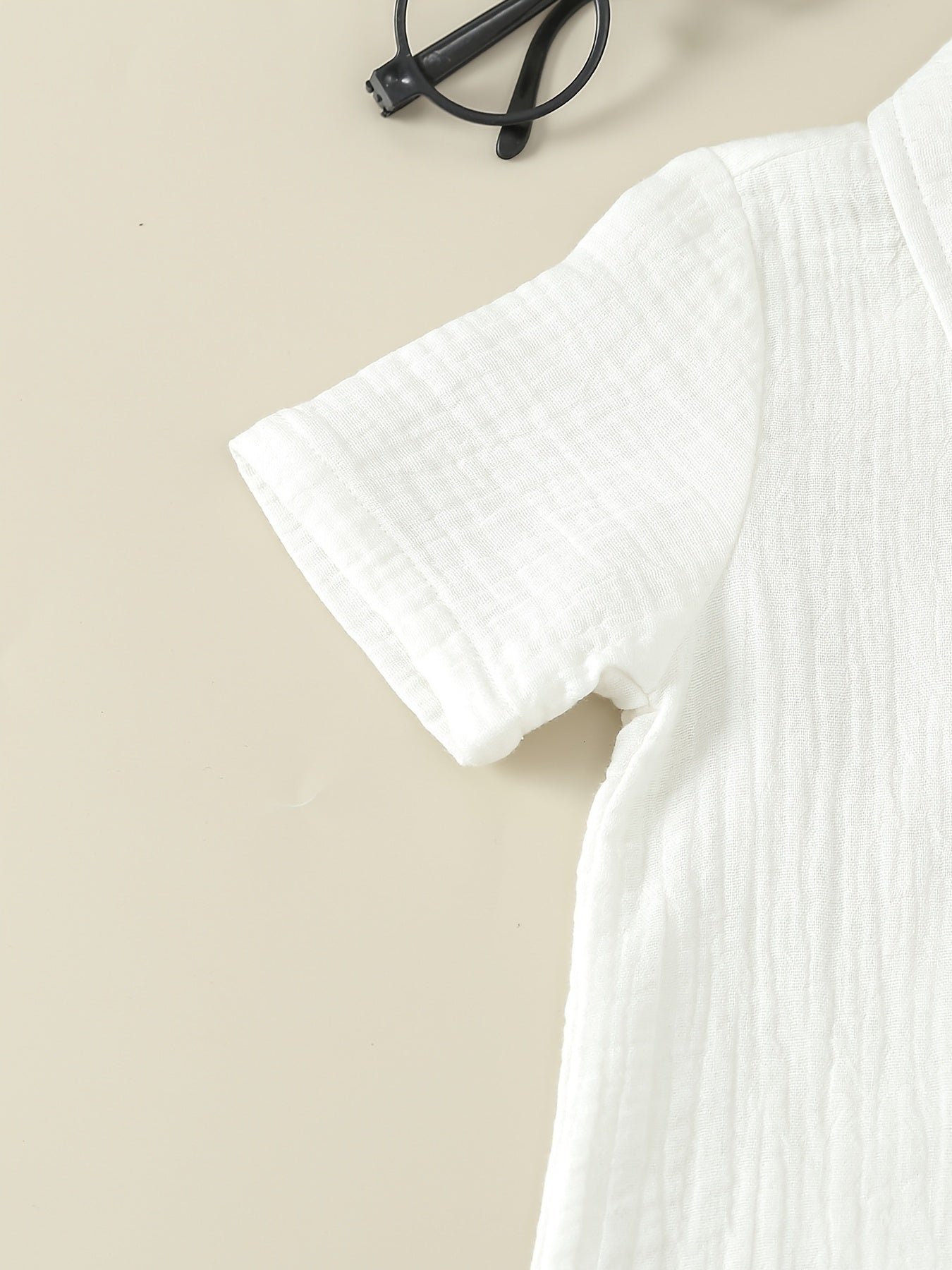 Combinaison d'été blanche à revers pour bébé, manches courtes, nouveau-né, facile à enfiler, design simple boutonné, barboteuse, texture côtelée, tenue de crawl, 0-2 ans, mode bébé, sorties, combinaison, garçons et filles, bébé, polyvalente, couleur unie,