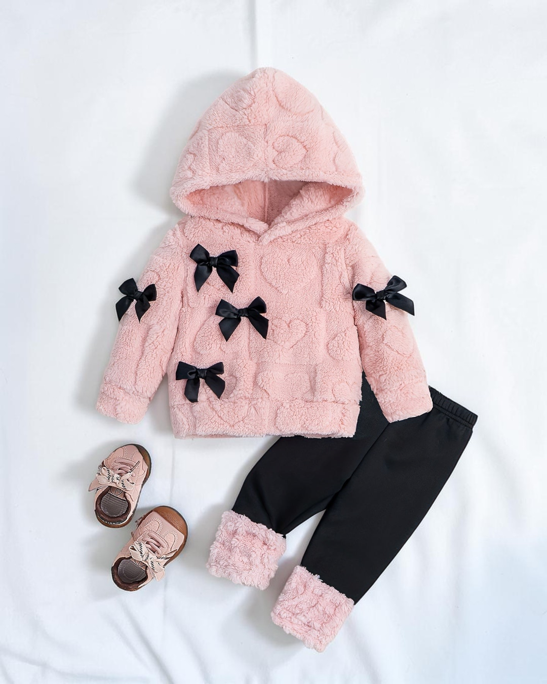 Ensemble Le Cocon d'Or pour bébé, sweat à capuche rose en polaire avec nœuds noirs et pantalon assorti