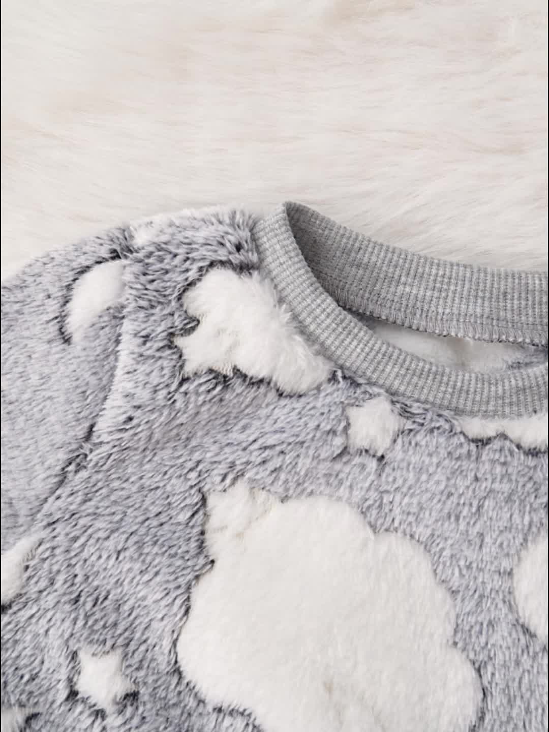 Un haut élégant et polyvalent à manches longues et col rond, couleur blanc uni, associé à un pantalon chaud, parfait pour les bébés garçons pendant l'automne et l'hiver. Cette tenue de nouveau-né est douce et confortable, idéale pour la rentrée scolaire e