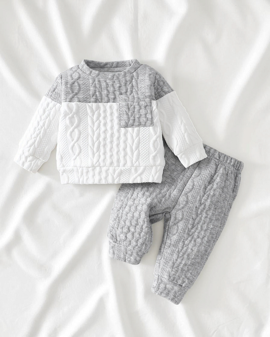 Ensemble Le Cocon d'Or pour bébé garçon en maille tricotée grise et blanche avec sweat-shirt et pantalon assorti