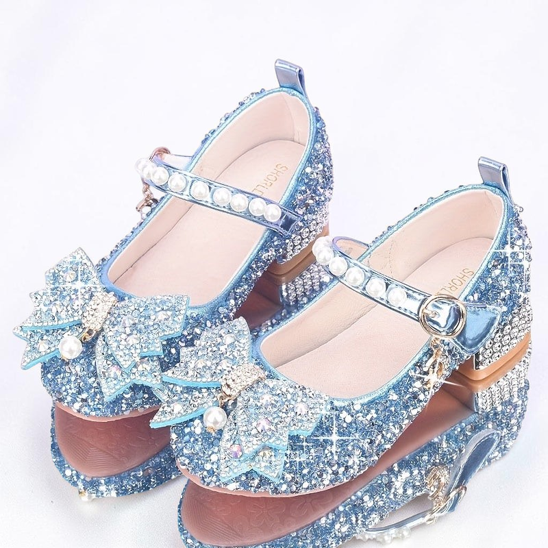 Chaussures de princesse Le Cocon d'Or bleu ciel ornées de strass, perles et nœuds scintillants avec bride à boucle