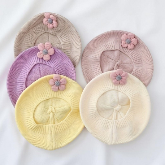 Bonnet beanie Le Cocon d'Or pour bébé en maille douce avec fleur décorative, couleurs pastel assorties