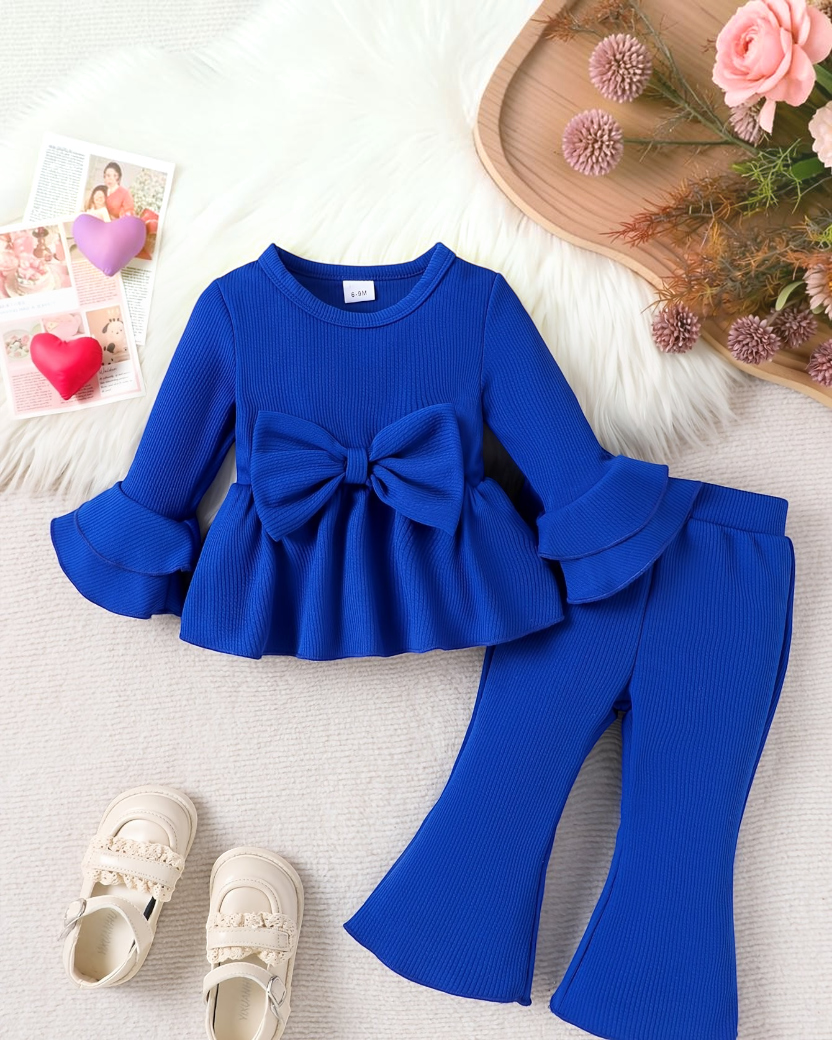 Ensemble Le Cocon d'Or pour bébé fille bleu en maille avec haut à nœud oversize, manches à volants et pantalon évasé