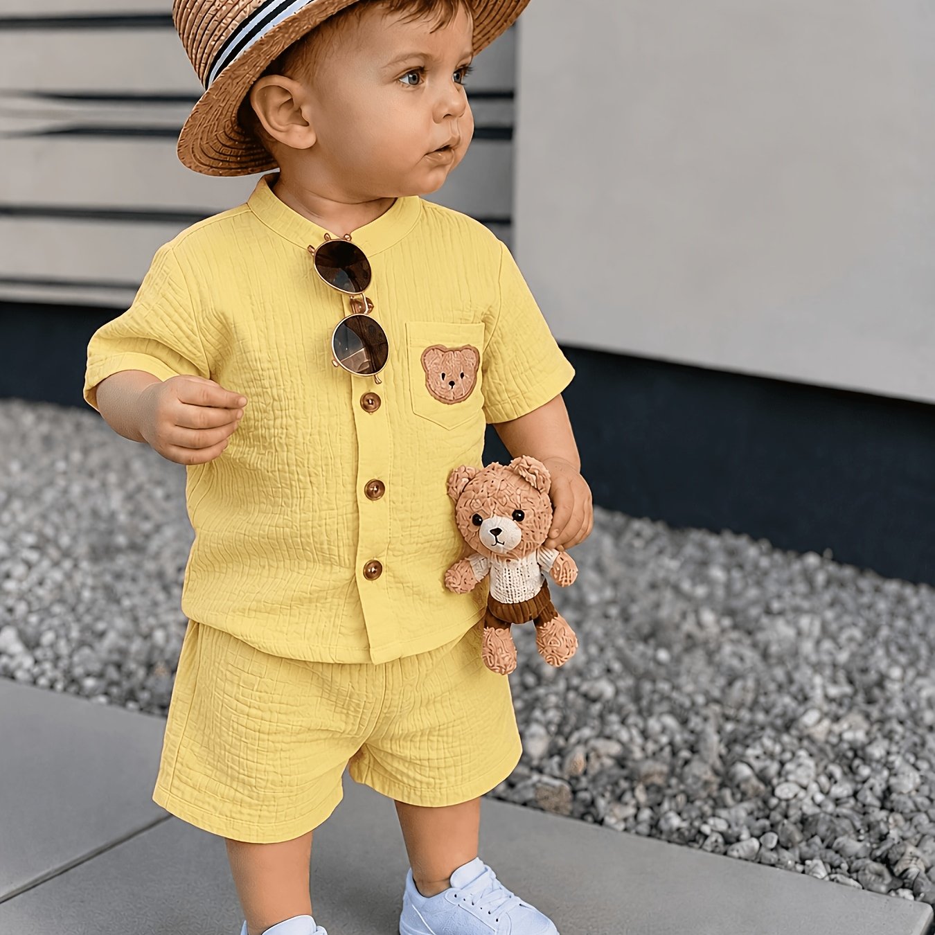 Ensemble 2 pièces : Chemise à manches courtes et col montant et short d'été pour garçon de 0 à 3 ans. Comprend un écusson d'ourson, convient aux scènes de plein air pour les petits garçons, simple, décontracté et polyvalent, parfait pour l'extérieur