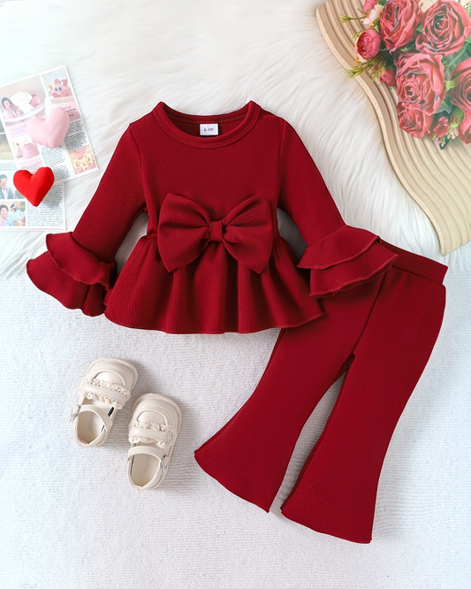 Ensemble Le Cocon d'Or pour bébé fille, haut rouge à manches longues avec nœud et pantalon évasé en maille extensible.