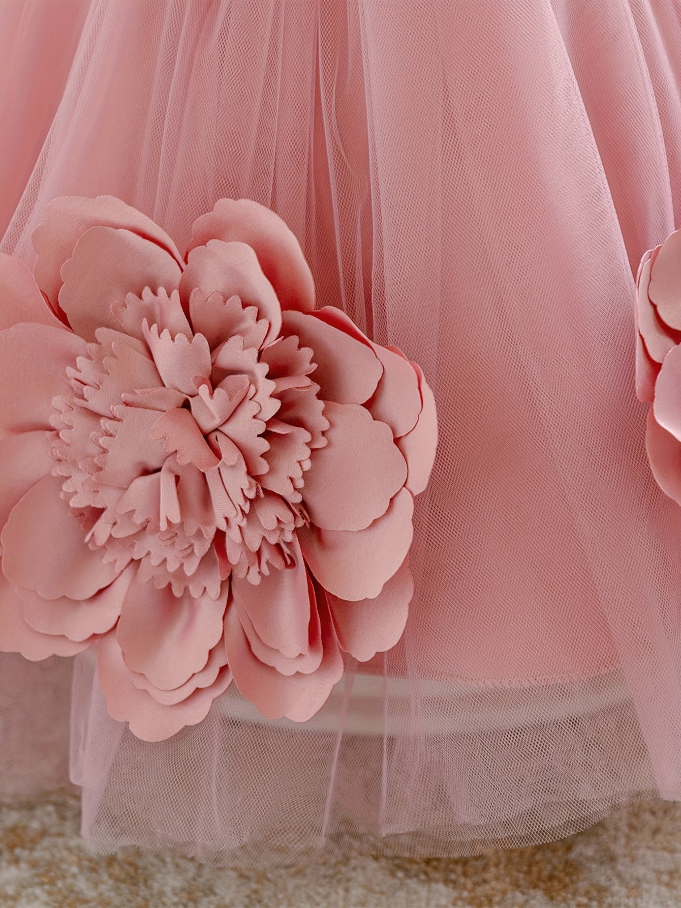 Robe de princesse étincelante pour bébés filles, avec des manches à volants et des décorations florales tridimensionnelles élégantes, parfaite pour les fêtes d'anniversaire et les réunions