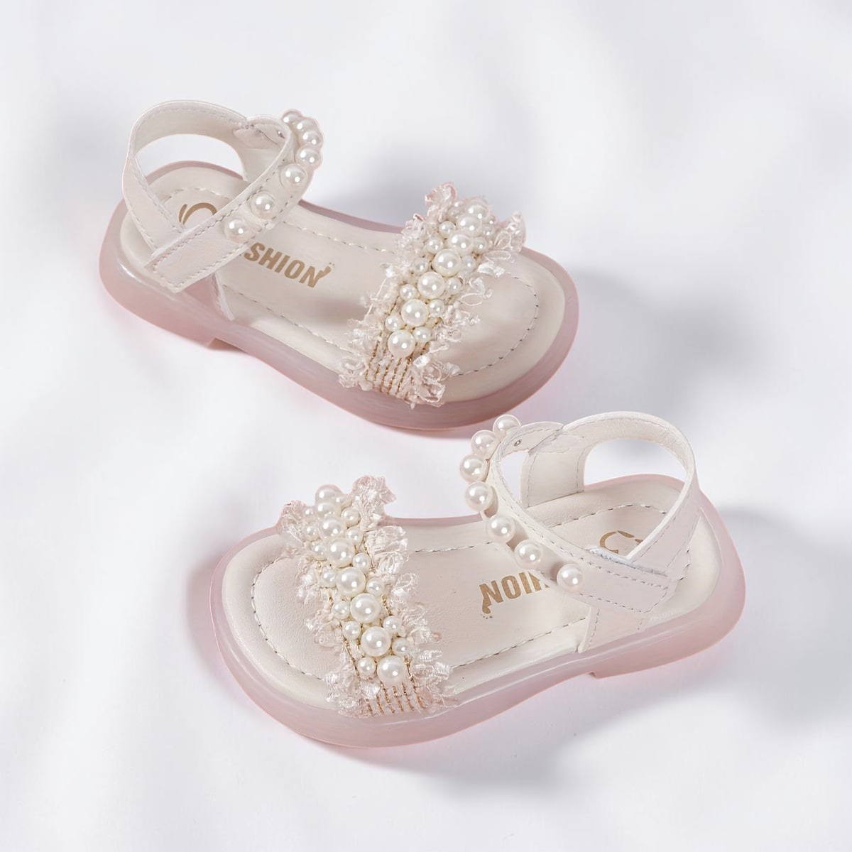 Sandales Pearl Blossom Le Cocon d'Or pour filles, blanches avec perles, bride à scratch et bout rond élégant