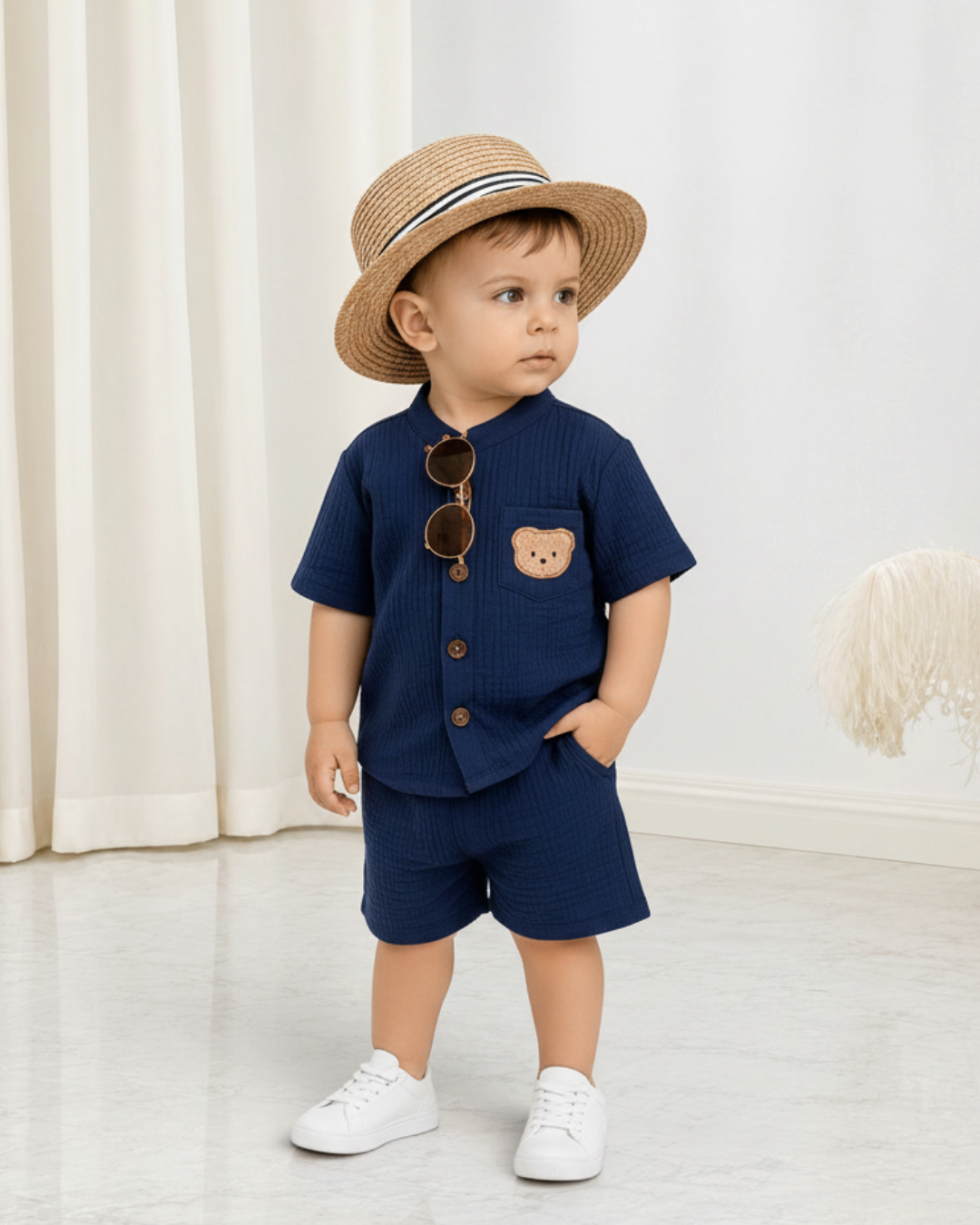 Ensemble Le Cocon d'Or bleu marine en coton pour bébé garçon avec chemise à col montant, short et écusson ourson.