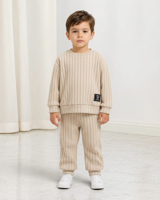 Ensemble Le Cocon d'Or pour bébé garçon en maille côtelée beige, pull col rond et pantalon assorti, style décontracté
