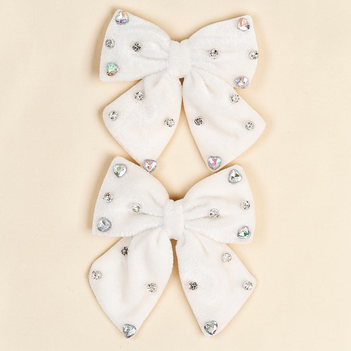 Deux barrettes nœud en velours blanc ornées de strass scintillants par Le Cocon d'Or