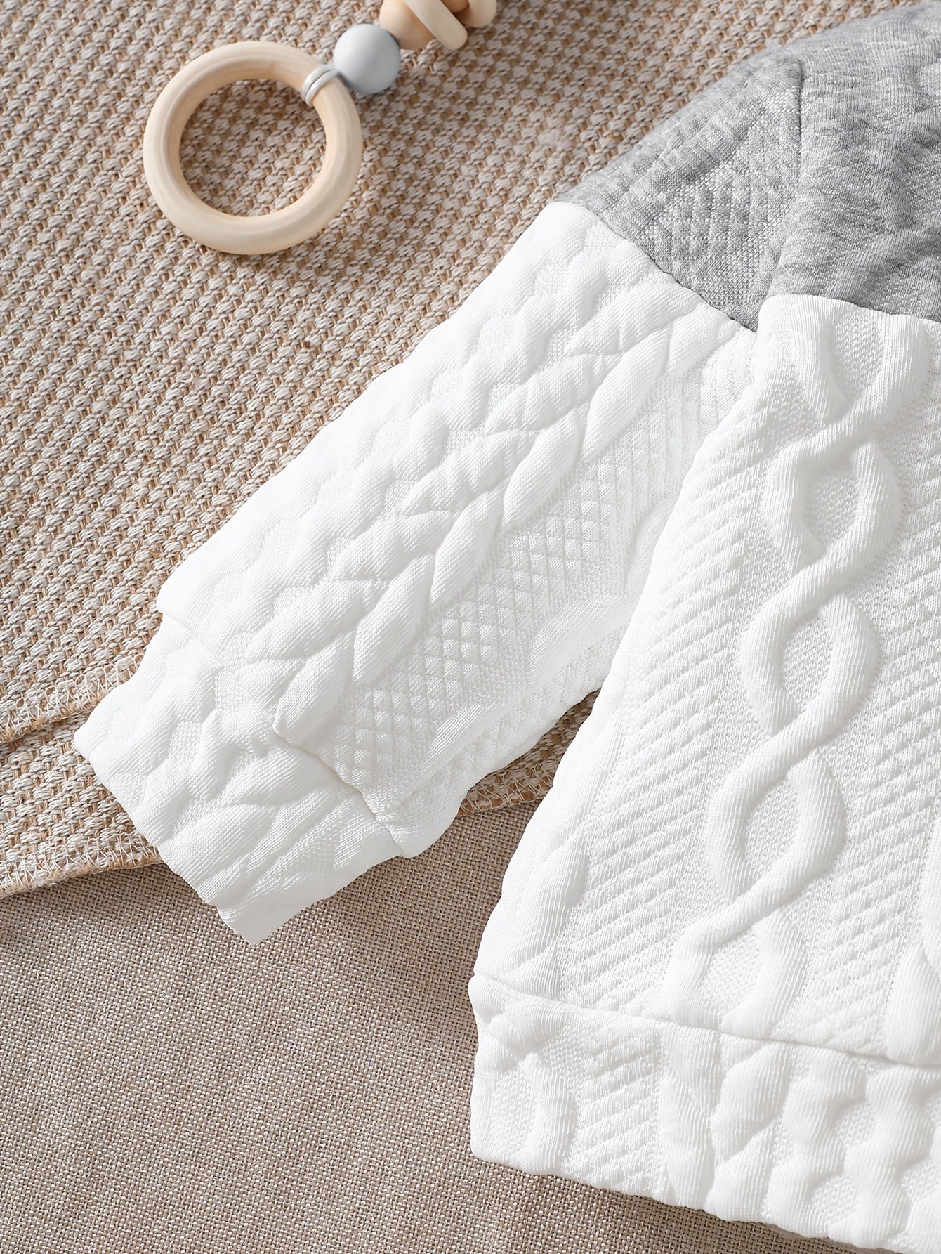 Ensemble d'automne et d'hiver pour bébés garçons, comprenant un haut tricoté à manches longues avec blocs de couleurs gris et blanc, et un pantalon à revers, parfait pour les sorties confortables en extérieur.