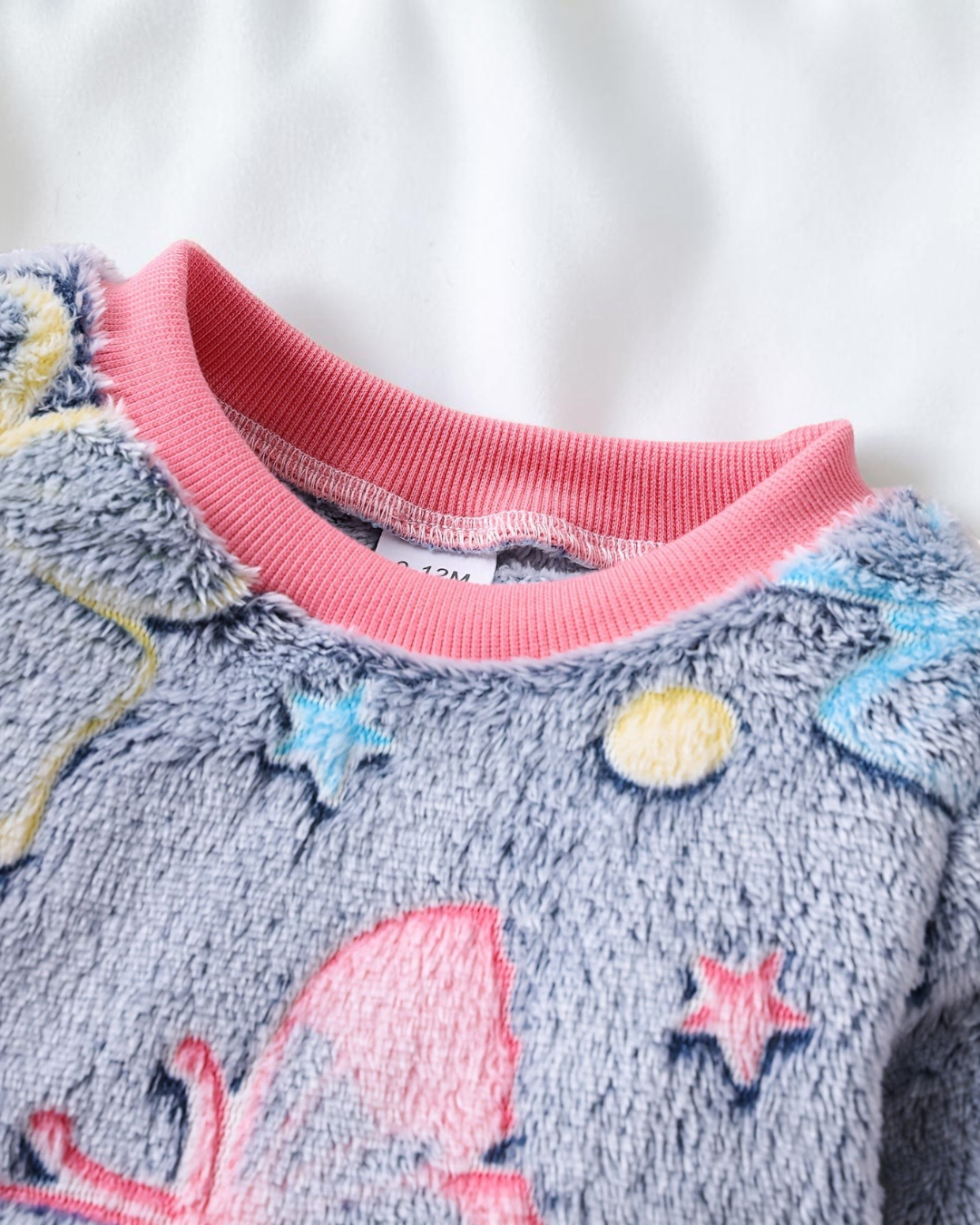 Ensemble pyjama deux pièces Le Cocon d'Or en flanelle douce grise à motifs étoiles et lunes colorées pour bébé