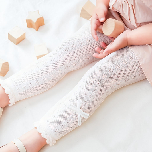 Collants blancs en maille respirante pour fille Le Cocon d'Or avec détails de nœuds et bordures à volants