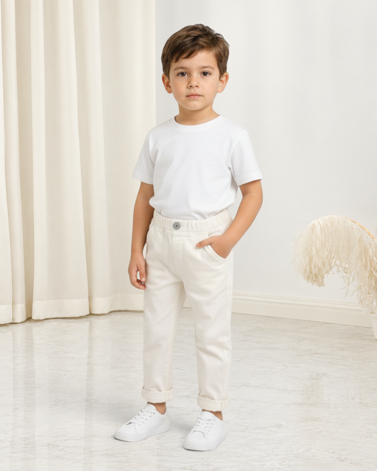 Petit garçon portant un pantalon cargo Le Cocon d'Or beige en lyocell avec poches et taille élastique