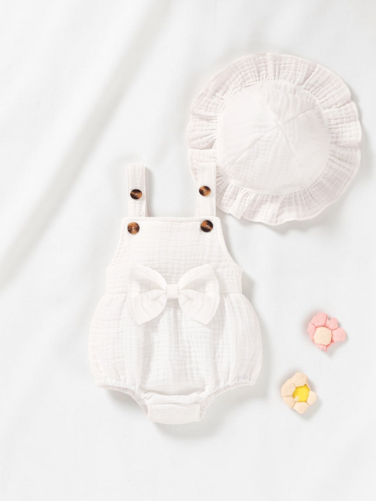 Ensemble Le Cocon d'Or pour bébé fille : combinaison blanche en coton avec nœud et chapeau assorti à volants