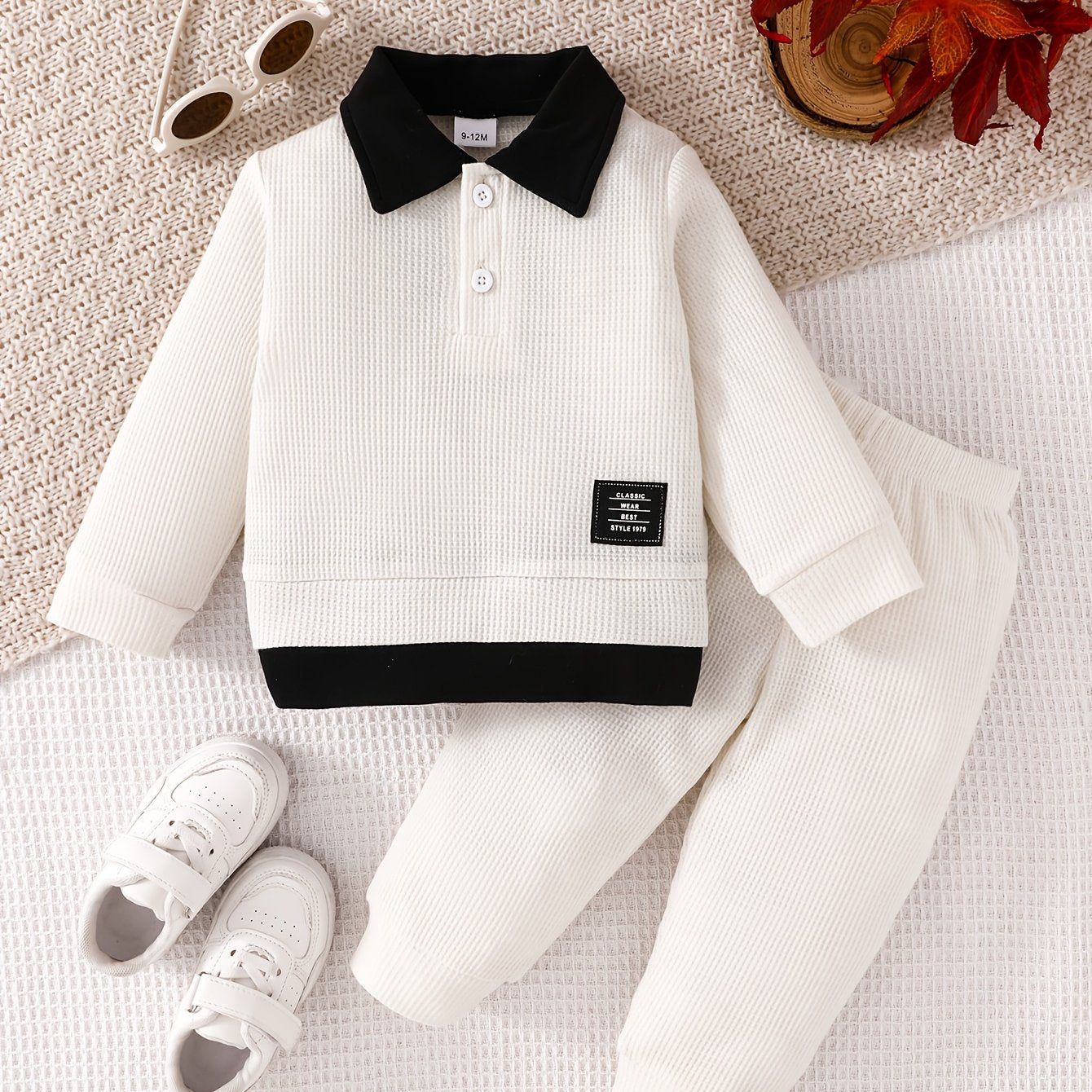 Ensemble 2 pièces pour garçon en maille gaufrée 2-en-1 : sweatshirt à manches longues avec revers et boutons et pantalon long à taille élastique, uni, à la mode, polyvalent et confortable, tenue quotidienne, ensemble printemps/automne, vêtements pour garç