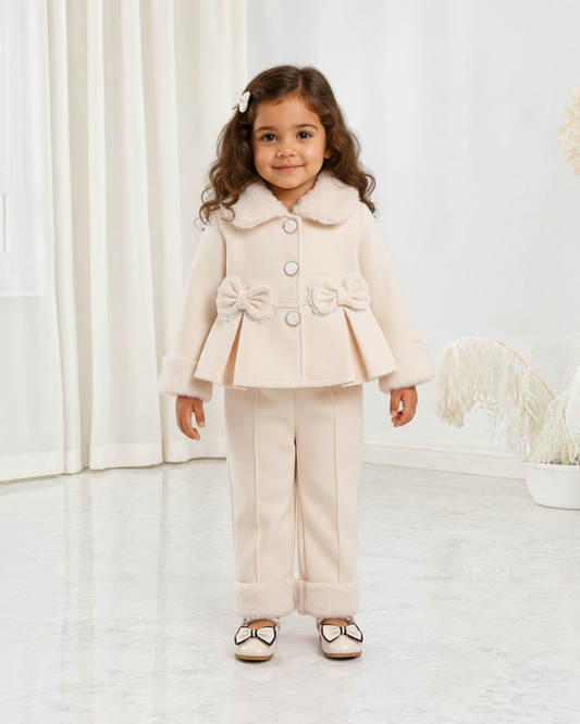 Petite fille portant un ensemble Le Cocon d'Or beige en polyester avec veste à col en peluche et nœuds décoratifs