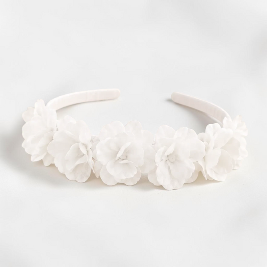 Bandeau floral blanc Le Cocon d'Or en mousseline pour bébé, idéal pour une fête ou une cérémonie.