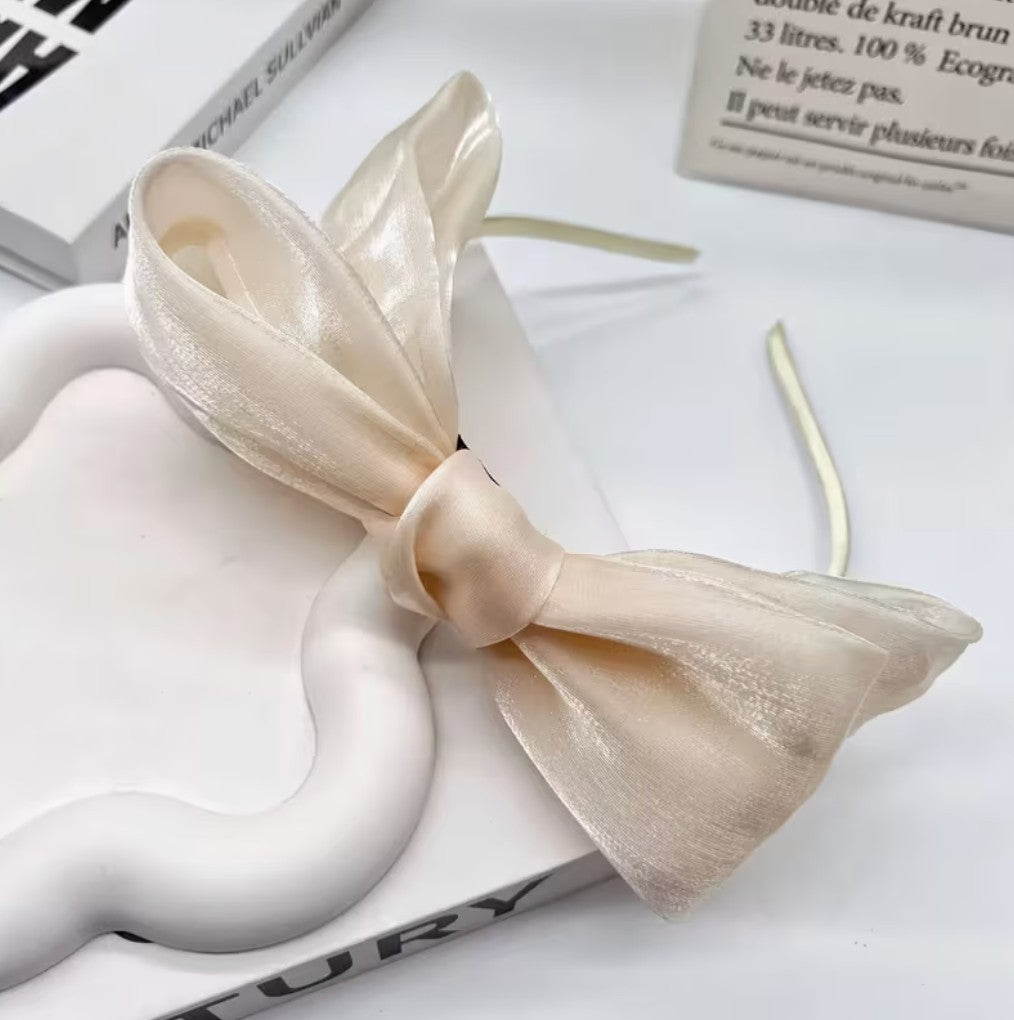 Bandeau Le Cocon d'Or beige en rayonne avec un élégant nœud papillon double épaisseur pour un style raffiné