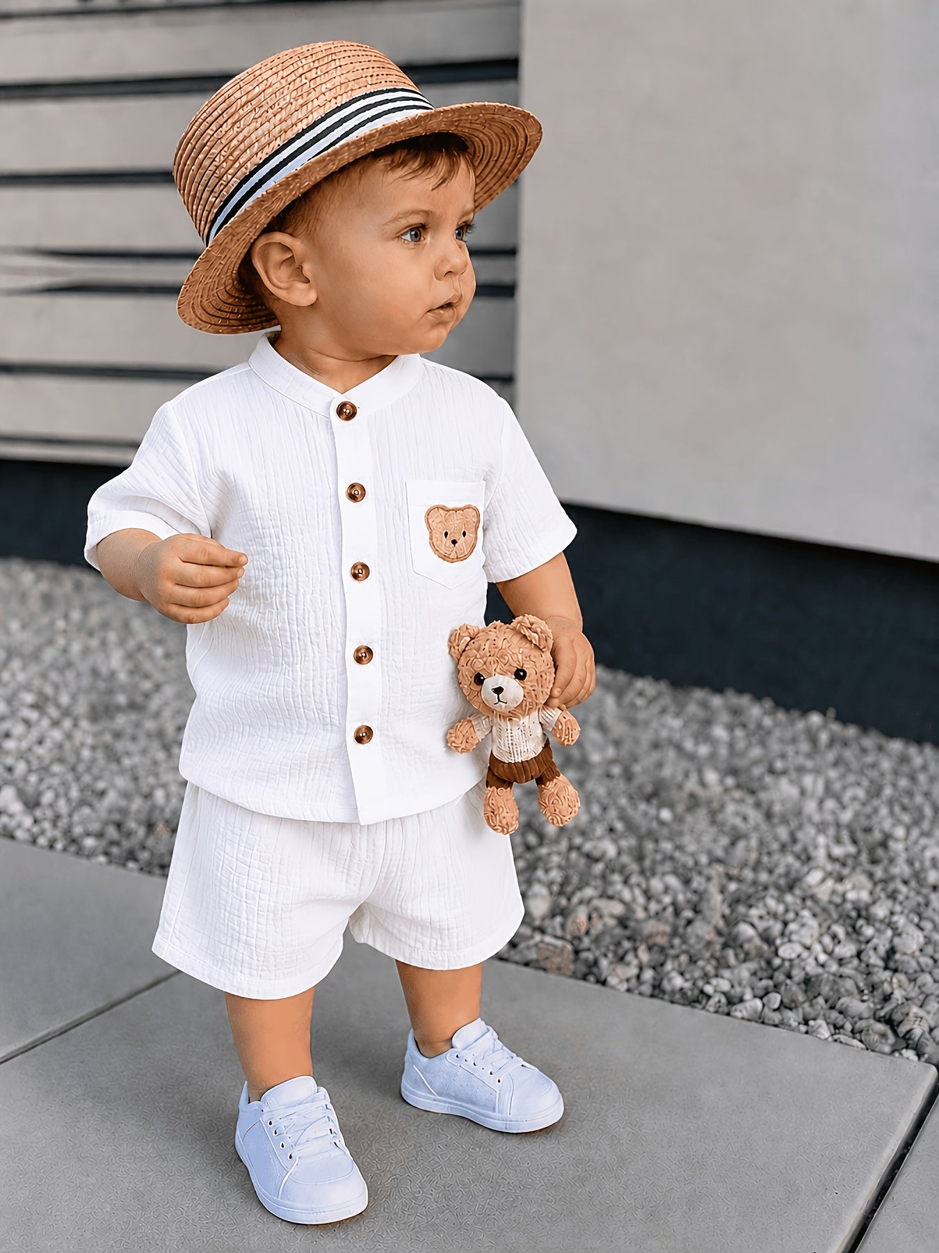 Ensemble 2 pièces : Chemise à manches courtes et col montant et short d'été pour garçon de 0 à 3 ans. Comprend un écusson d'ourson, convient aux scènes de plein air pour les petits garçons, simple, décontracté et polyvalent, parfait pour l'extérieur