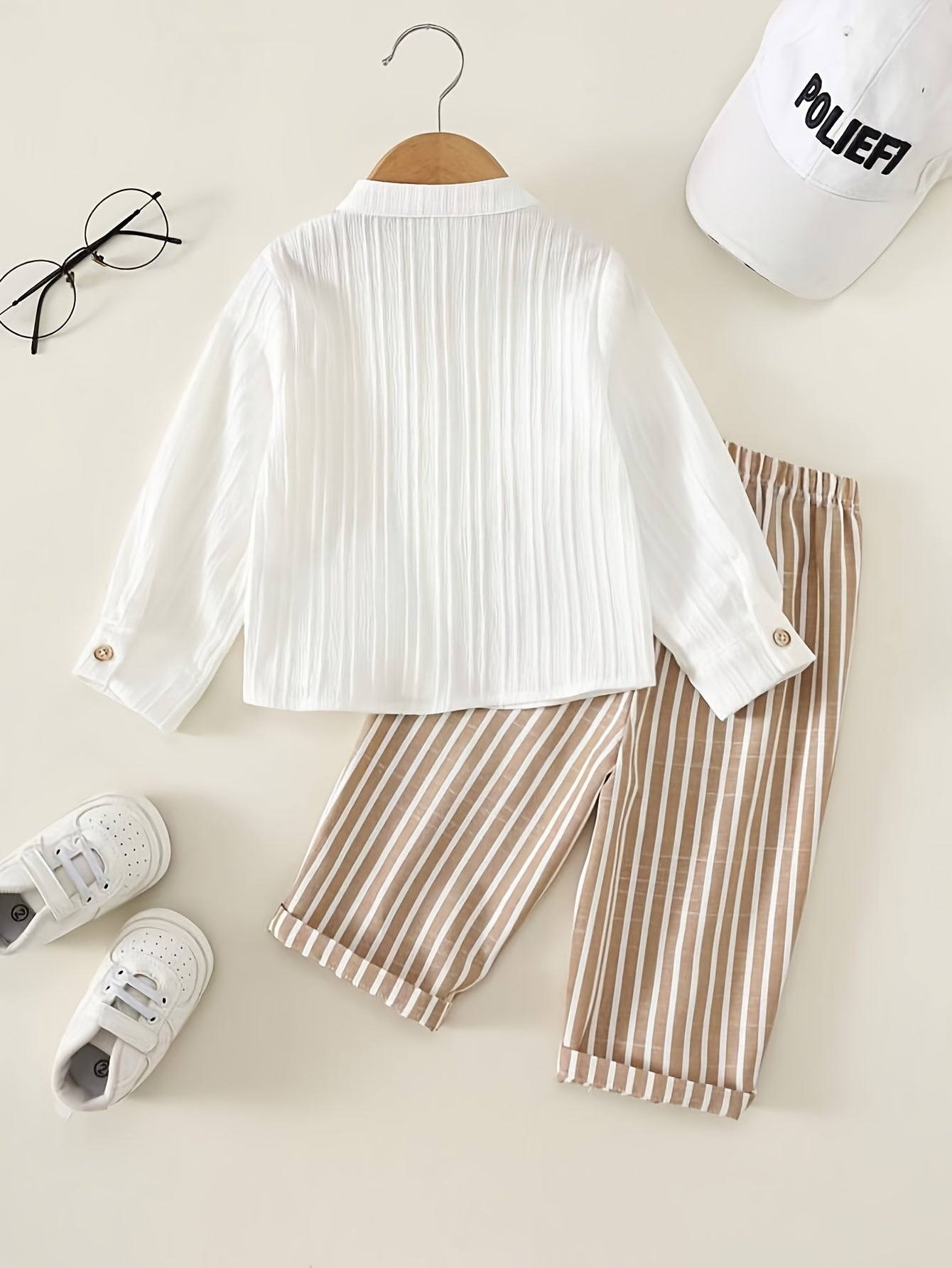 Ensemble chemise à manches longues et pantalon uni et à rayures pour garçon, adapté à un usage quotidien, idéal pour les sorties décontractées, les vacances et le sport. Le tissu léger convient à l'été et à l'automne, parfait pour l'extérieur