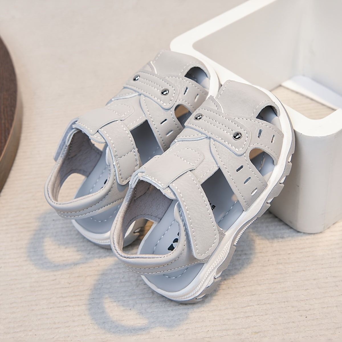 Sandales d'été pour garçon avec embout -coup de pied, chaussures de plage à semelle souple antidérapante, chaussures décontractées bébé à scratch, à la mode et polyvalentes pour un usage quotidien