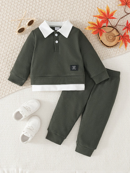 Ensemble 2 pièces pour garçon en maille gaufrée 2-en-1 : sweatshirt à manches longues avec revers et boutons et pantalon long à taille élastique, uni, à la mode, polyvalent et confortable, tenue quotidienne, ensemble printemps/automne, vêtements pour garç