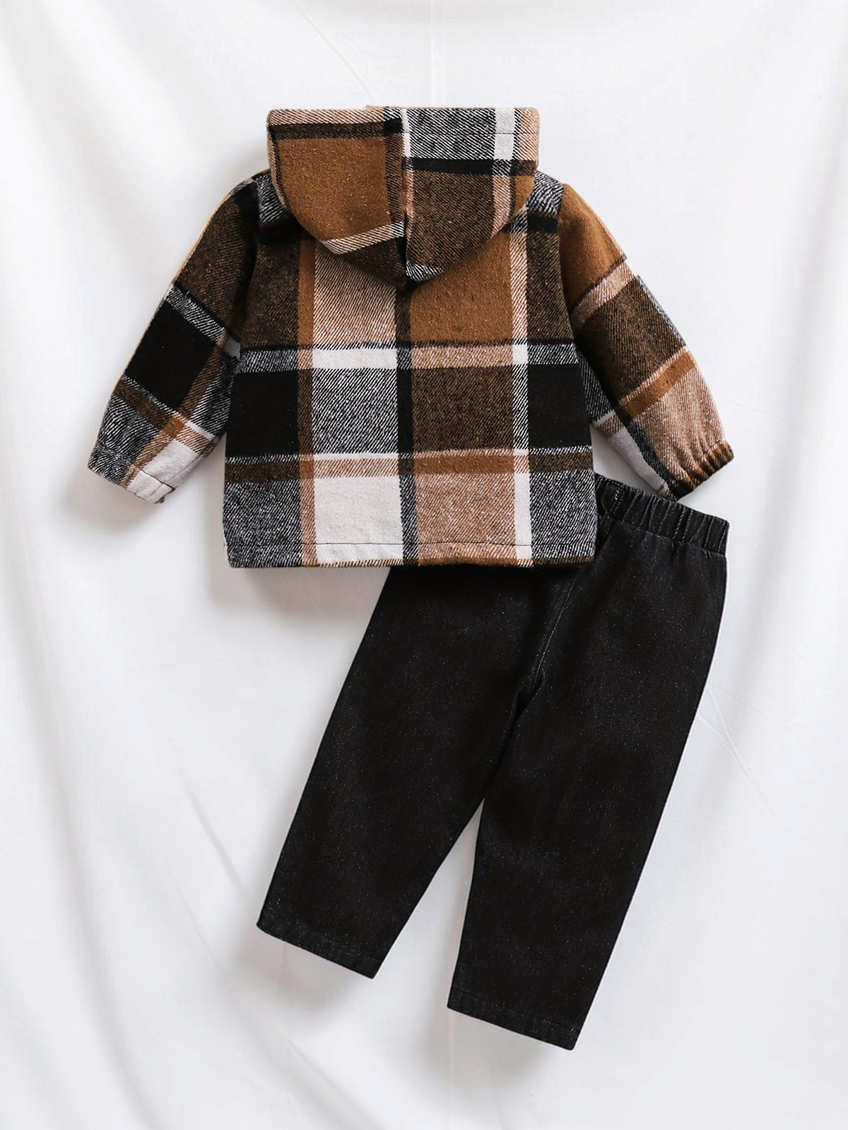 Ensemble Le Cocon d'Or pour garçon avec veste à capuche à carreaux marron et pantalon noir décontracté