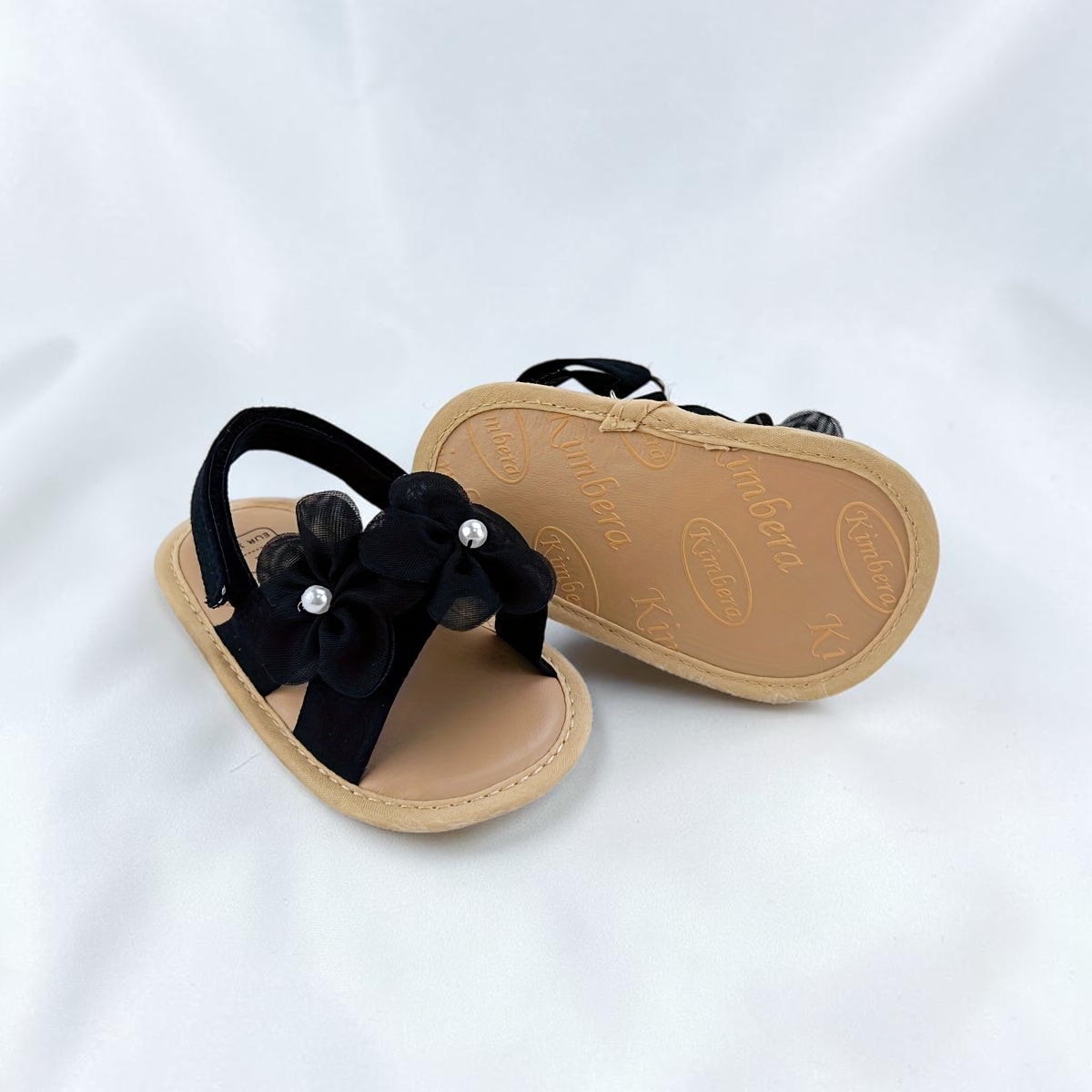 Sandales bébé Le Cocon d'Or noires à fleurs avec bride auto-agrippante et semelle souple pour l'été