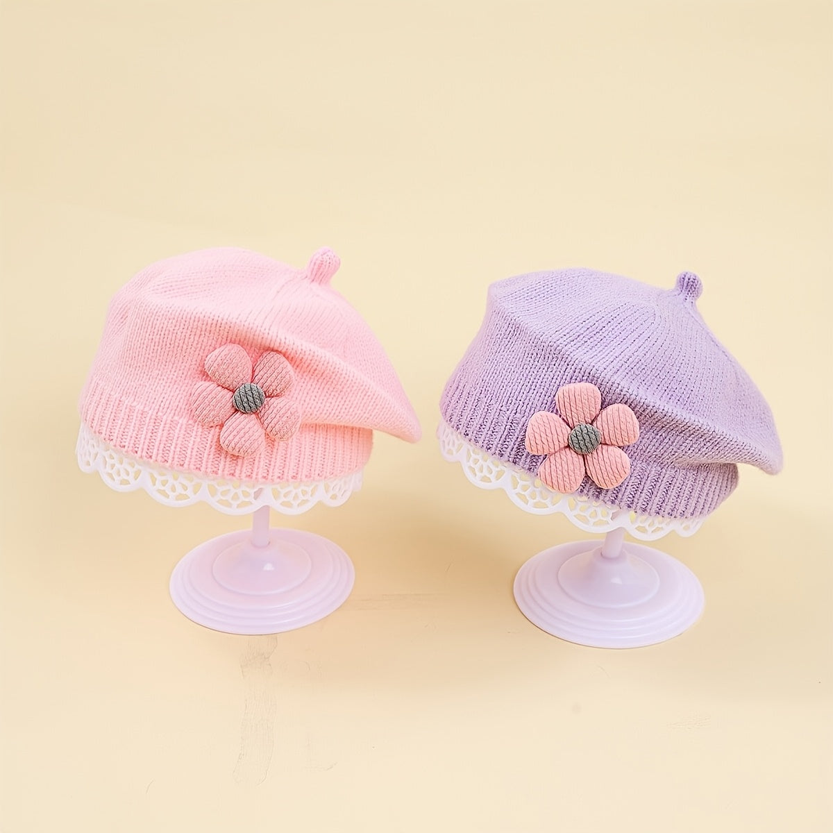 Bonnet Beanie avec Décoration Florale - Doux, Extensible, Léger, Chapeau d'Hiver, Couleurs Pastel (Rose/Lavande/Jaune), Coupe Ajustée et Confortable, Adapté pour Thanksgiving et Usage Quotidien, Bonnet Unisexe d'Automne et d'Hiver, Accessoire pour Temps F