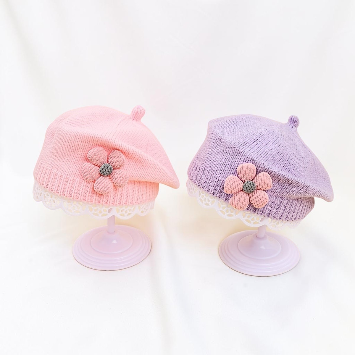 Bonnet bébé Le Cocon d'Or en maille douce rose et lavande avec fleur décorative pour l'automne et l'hiver