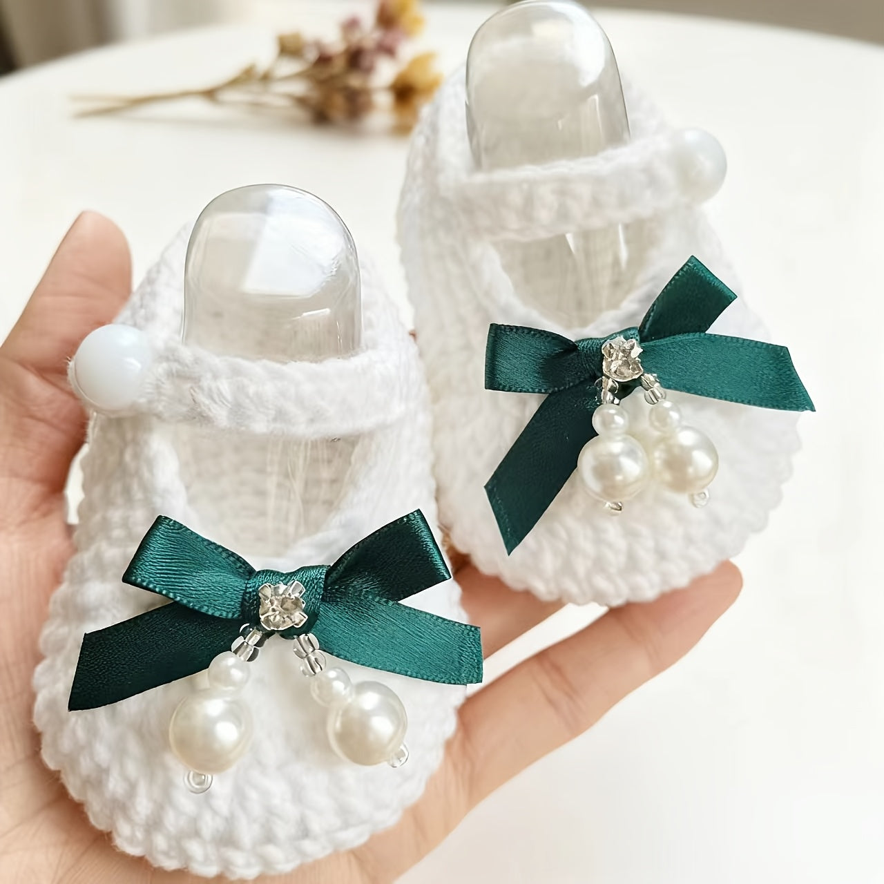 Chaussures de marche pour bébé tricotées à la main, un cadeau pour les nouveau-nés, avec des nœuds, des perles et une semelle souple au design tridimensionnel