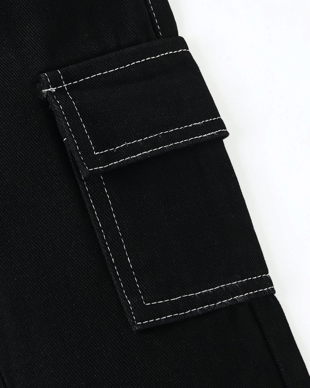 Gros plan sur la poche latérale d'un jean noir Le Cocon d'Or pour bébé garçon avec surpiqûres blanches contrastantes