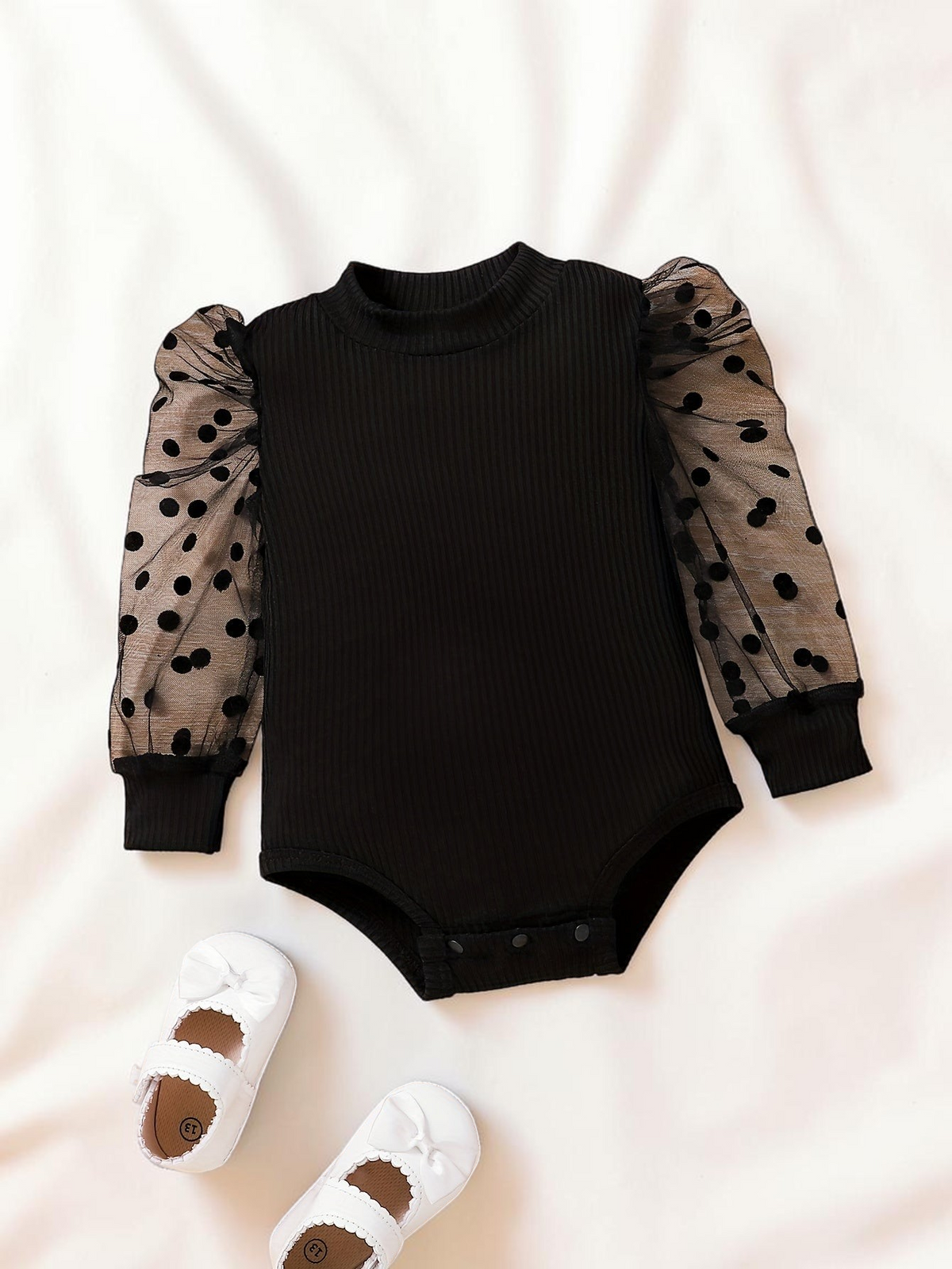 Body noir Le Cocon d'Or pour bébé fille avec manches longues en tulle à pois, col montant et boutons-pression