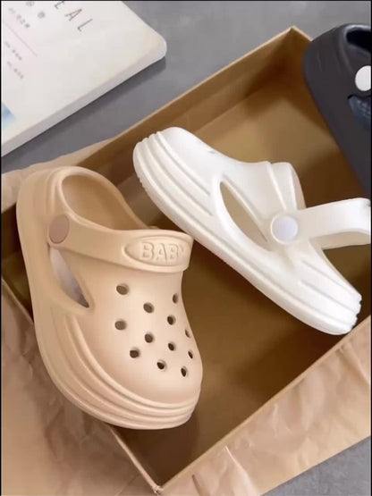 Chaussures à boutons en EVA, chaussures à trous tendance et faciles à enfiler pour l'extérieur, pour enfants et jeunes enfants, printemps, été, automne, intérieur et extérieur, plage antidérapante, chaussures à trous légères