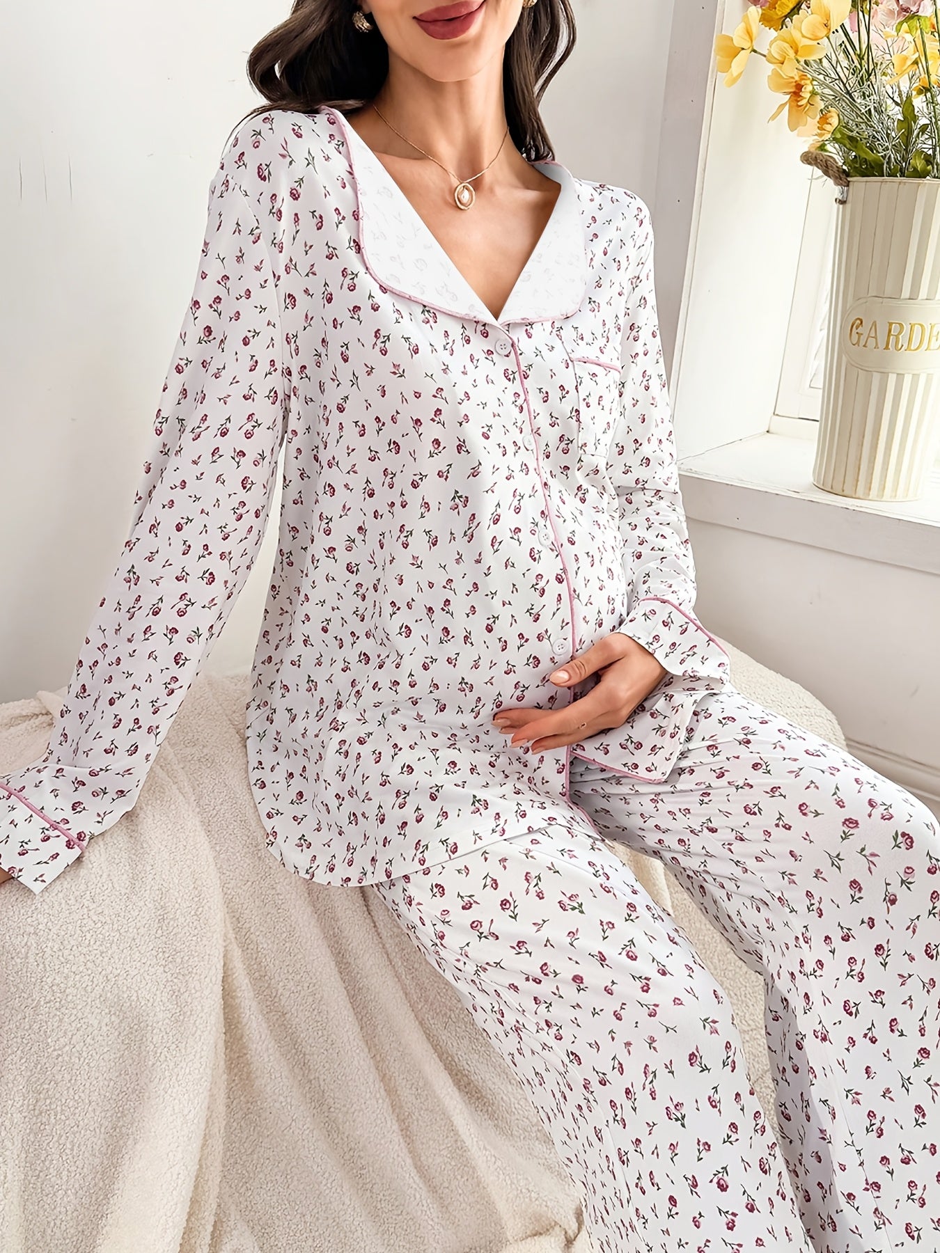 Ensemble de maternité 2 pièces : Haut à manches longues avec revers et imprimé cœurs et Pantalon long ample
