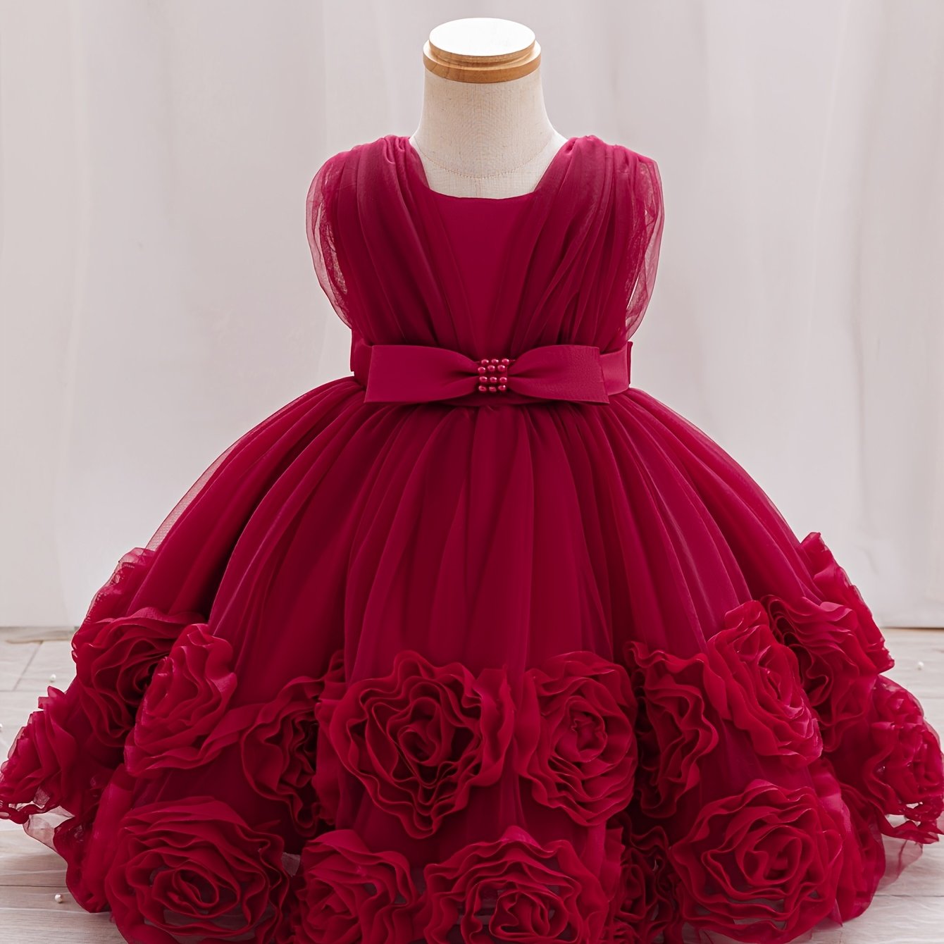 Une robe de princesse sans manches pour bébés filles avec des fleurs tridimensionnelles, du tulle moelleux et des broderies de perles, idéale pour les fêtes de premier anniversaire, les bals de promo et les cérémonies de mariage