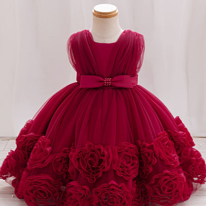 Une robe de princesse sans manches pour bébés filles avec des fleurs tridimensionnelles, du tulle moelleux et des broderies de perles, idéale pour les fêtes de premier anniversaire, les bals de promo et les cérémonies de mariage