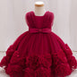 Une robe de princesse sans manches pour bébés filles avec des fleurs tridimensionnelles, du tulle moelleux et des broderies de perles, idéale pour les fêtes de premier anniversaire, les bals de promo et les cérémonies de mariage