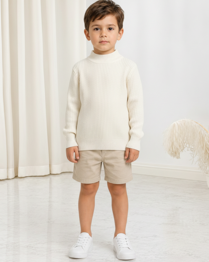 Garçon portant un pull en maille Le Cocon d'Or blanc à col rond, style décontracté pour l'automne et l'hiver.