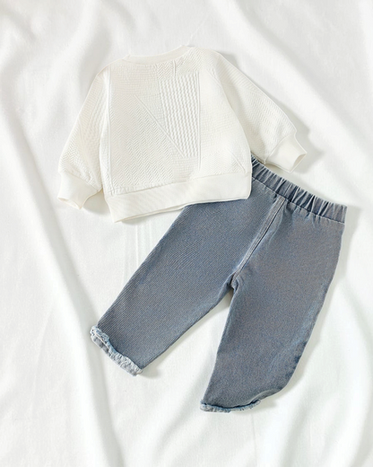 Ensemble 2 pièces Le Cocon d'Or pour petite fille avec haut blanc texturé et jean bleu à ourlet brut