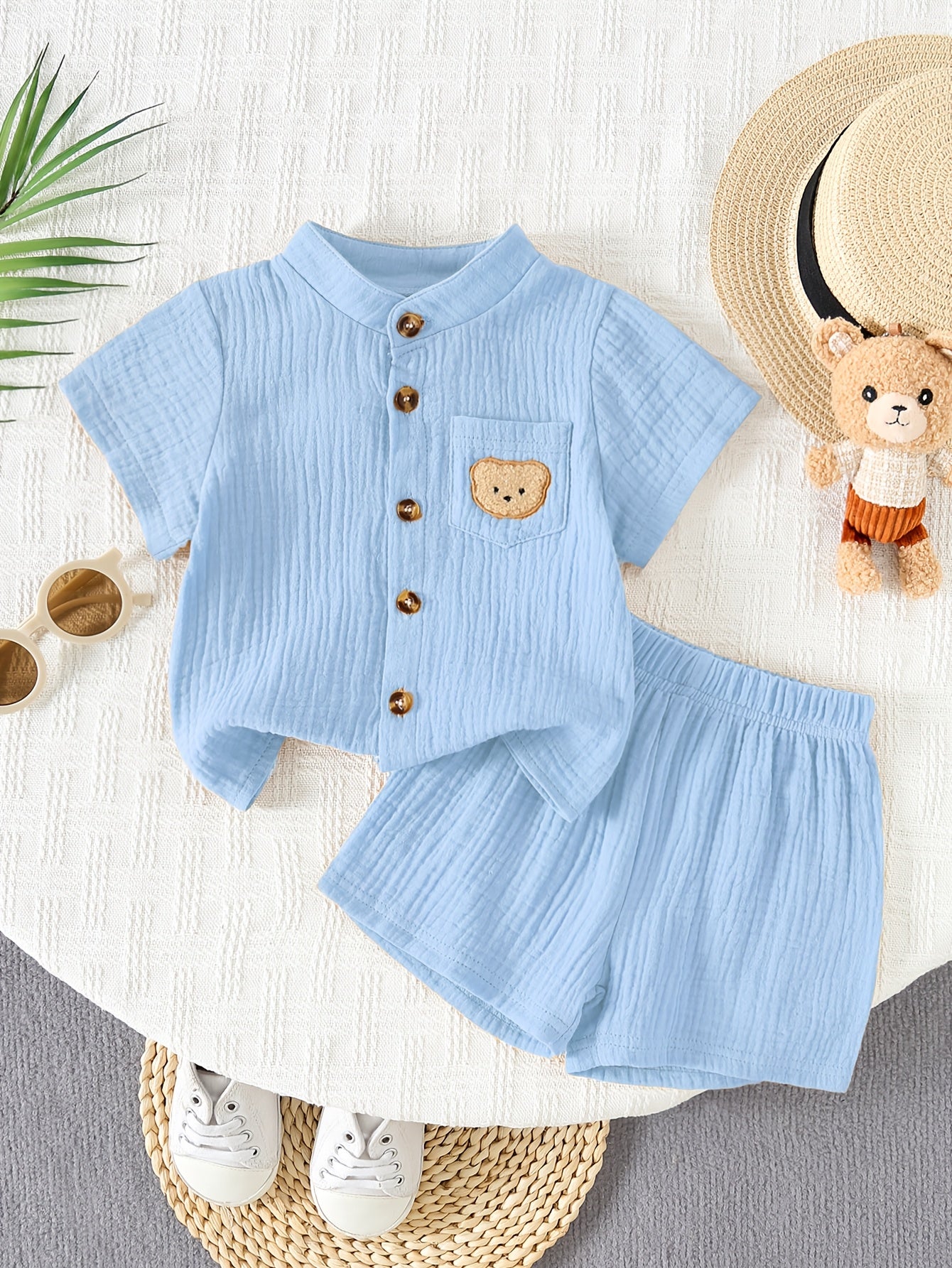 Ensemble 2 pièces : Chemise à manches courtes et col montant et short d'été pour garçon de 0 à 3 ans. Comprend un écusson d'ourson, convient aux scènes de plein air pour les petits garçons, simple, décontracté et polyvalent, parfait pour l'extérieur