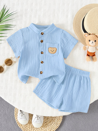 Ensemble 2 pièces : Chemise à manches courtes et col montant et short d'été pour garçon de 0 à 3 ans. Comprend un écusson d'ourson, convient aux scènes de plein air pour les petits garçons, simple, décontracté et polyvalent, parfait pour l'extérieur