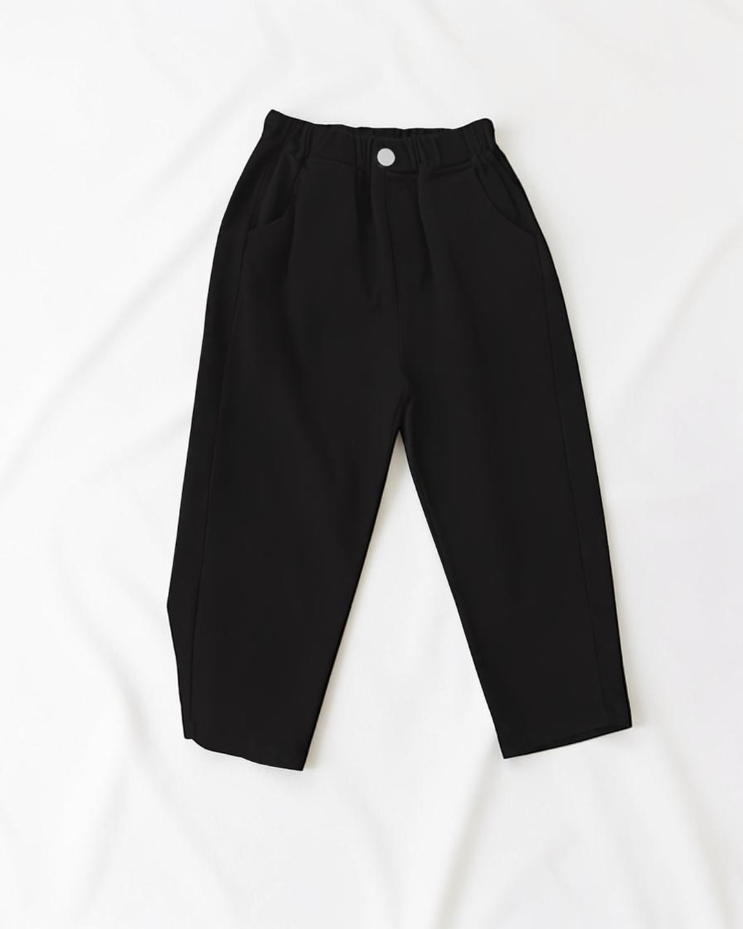 Pantalon cargo noir Le Cocon d'Or pour enfant en tissu lyocell doux et extensible avec taille élastique confortable