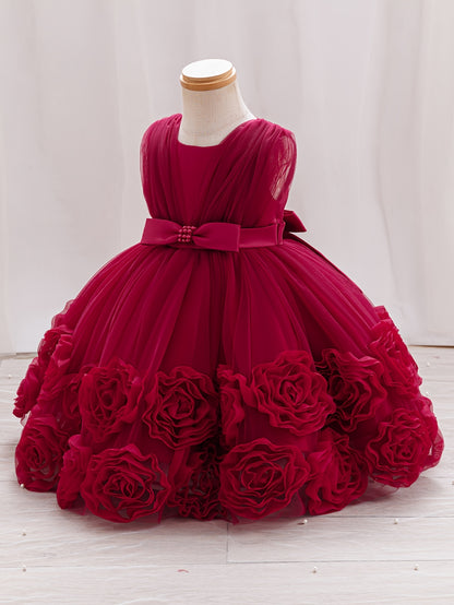 Une robe de princesse sans manches pour bébés filles avec des fleurs tridimensionnelles, du tulle moelleux et des broderies de perles, idéale pour les fêtes de premier anniversaire, les bals de promo et les cérémonies de mariage