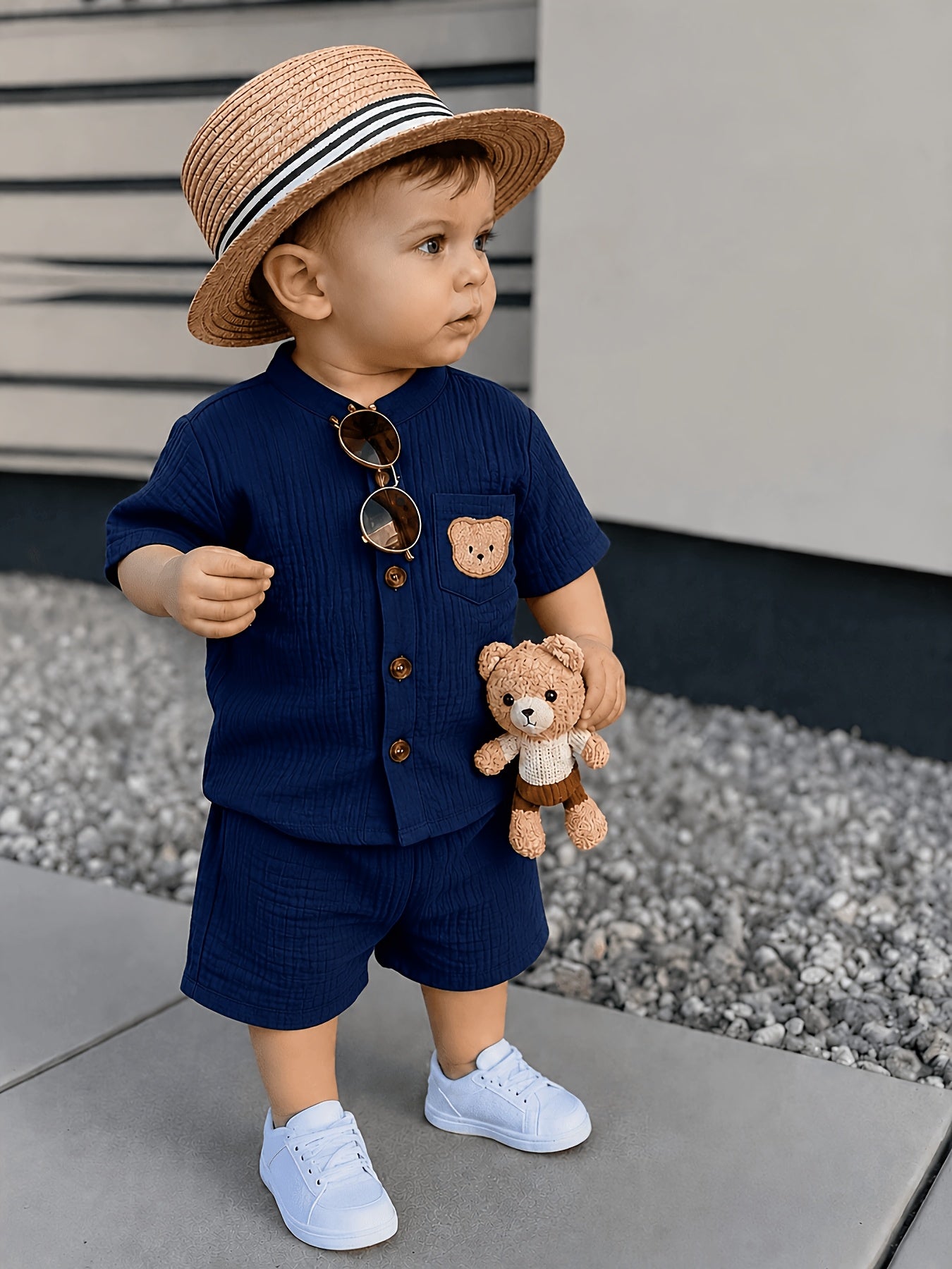 Ensemble 2 pièces : Chemise à manches courtes et col montant et short d'été pour garçon de 0 à 3 ans. Comprend un écusson d'ourson, convient aux scènes de plein air pour les petits garçons, simple, décontracté et polyvalent, parfait pour l'extérieur