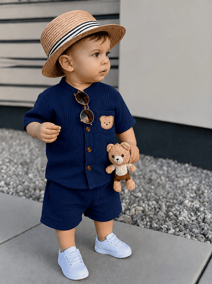 Ensemble 2 pièces : Chemise à manches courtes et col montant et short d'été pour garçon de 0 à 3 ans. Comprend un écusson d'ourson, convient aux scènes de plein air pour les petits garçons, simple, décontracté et polyvalent, parfait pour l'extérieur