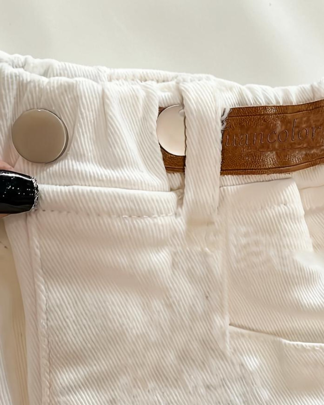 Pantalon décontracté blanc Le Cocon d'Or en polyester avec taille élastique et bouton décoratif