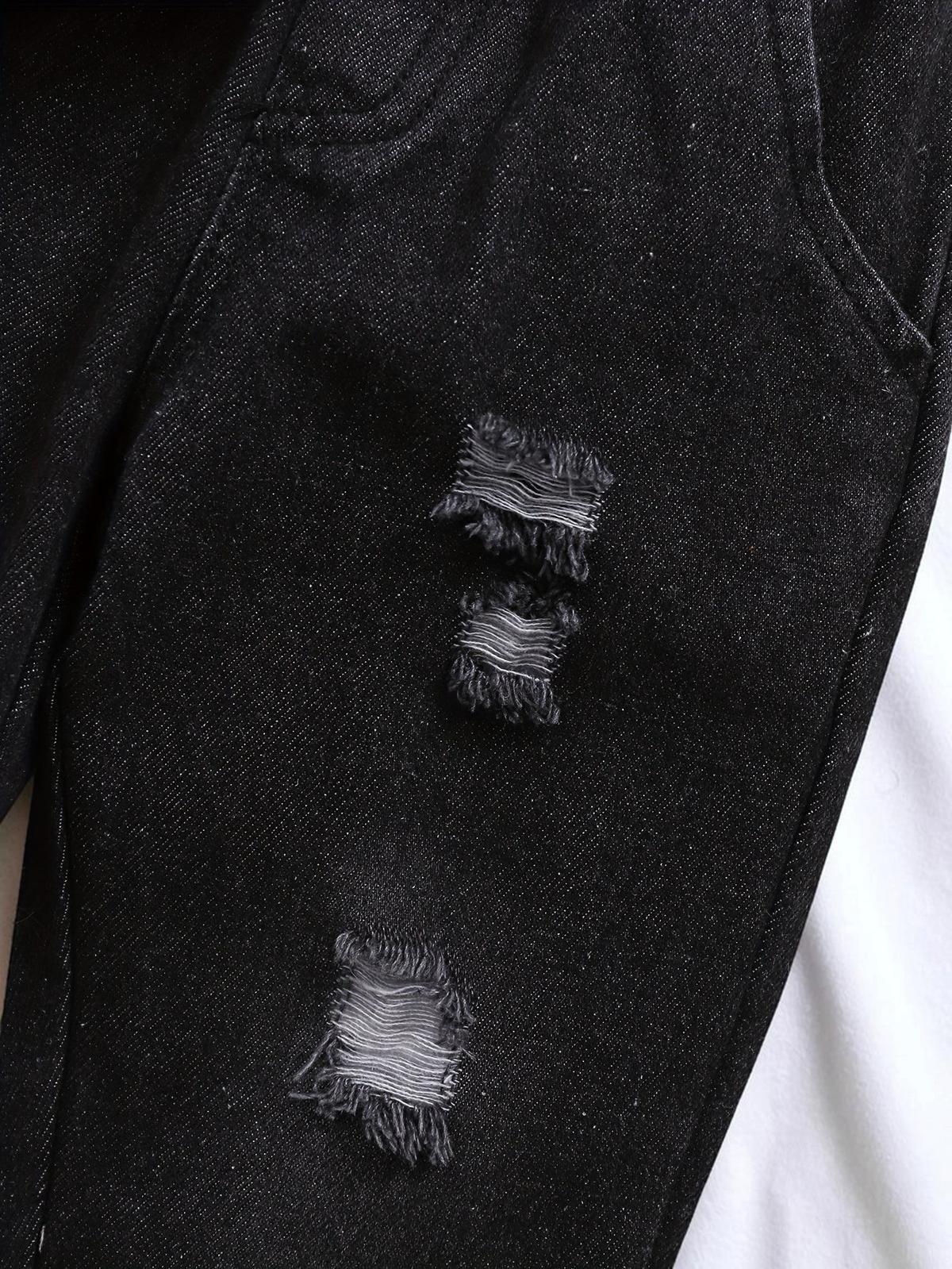Pantalon en jean noir Le Cocon d'Or pour garçon avec détails déchirés et usés sur le devant